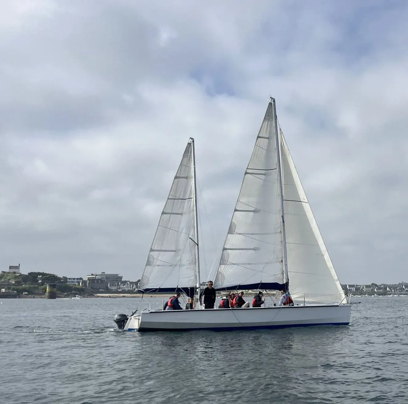 Équipage à bord d'un voilier Écho 90 toutes voiles dehors, au large de Roscoff