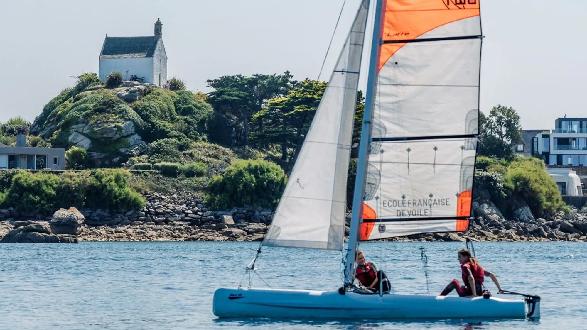 Pratiquant en catamaran accompagné d'un moniteur.