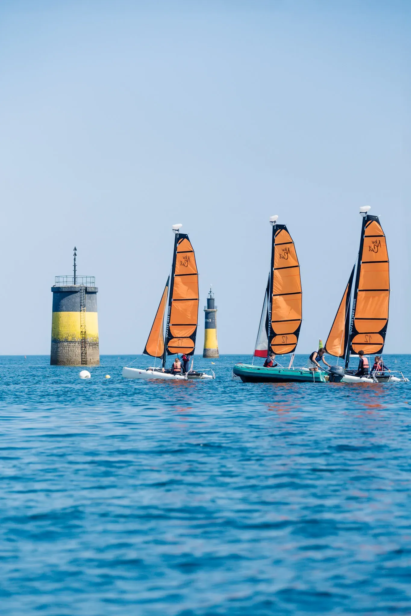 Catamarans devant une balise cardinale de Roscoff