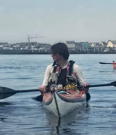 Pilou en kayak de mer sur le plan d'eau, le port de Roscoff en arrière-plan