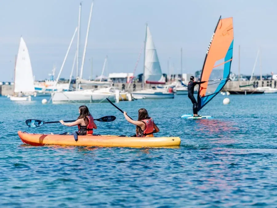 Kayak double et planche à voile du club sur le plan d'eau du port