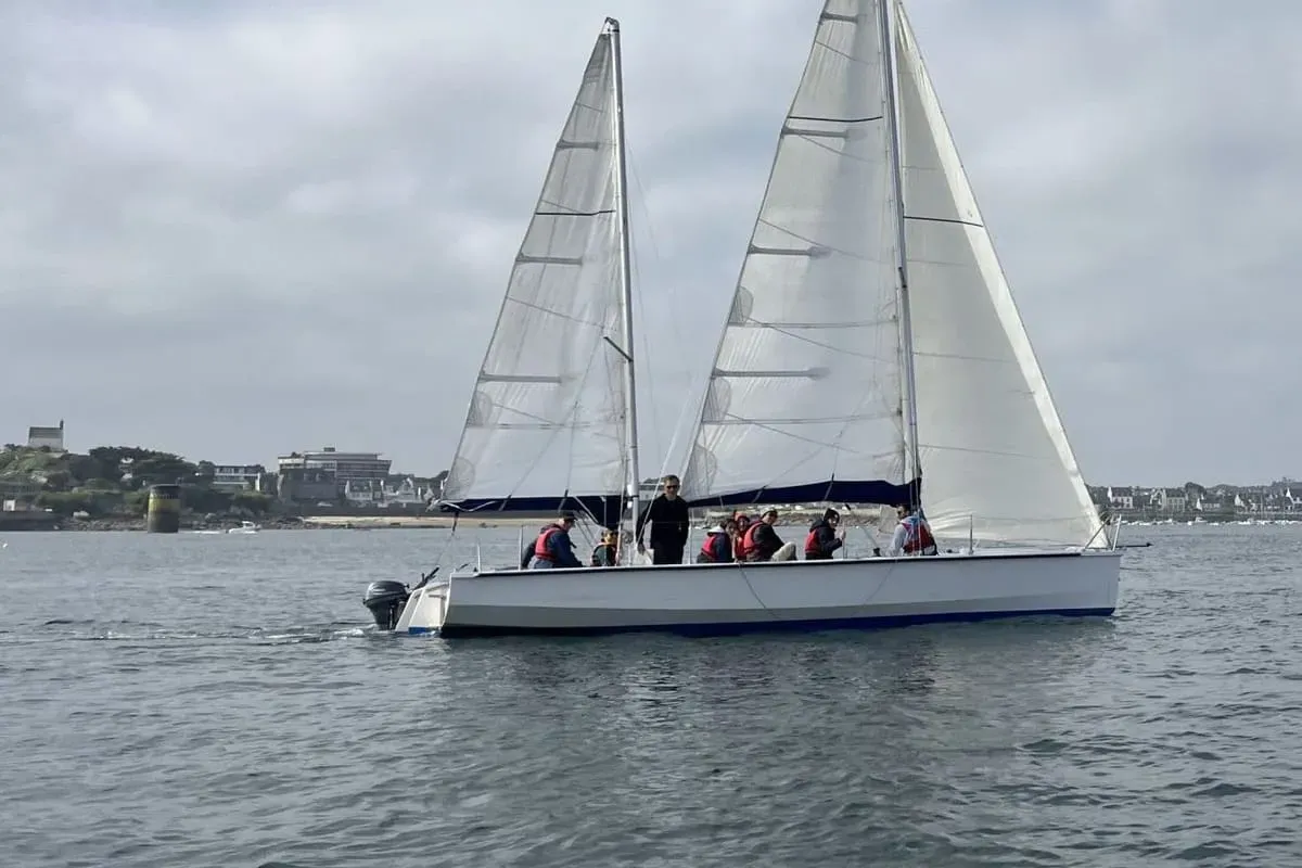 Voilier collectif lors d'une sortie de groupe